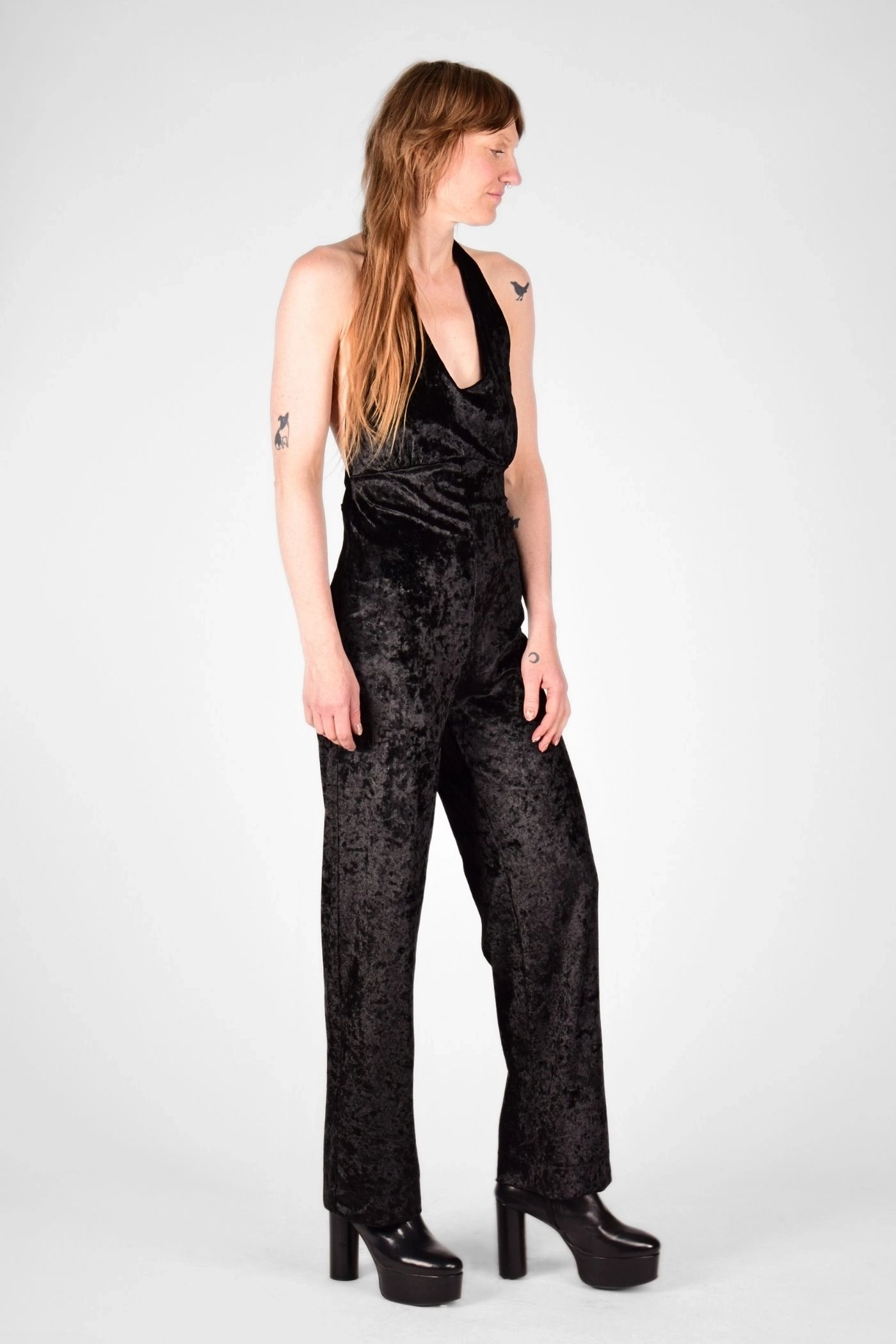 Model mit Jumpsuit "Florence" in schwarz aus Pannesamt seitliche Perspektive