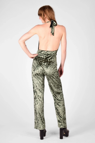 frontale Sicht auf Model mit Jumpsuit "Florence" aus Pannesamt in Grün