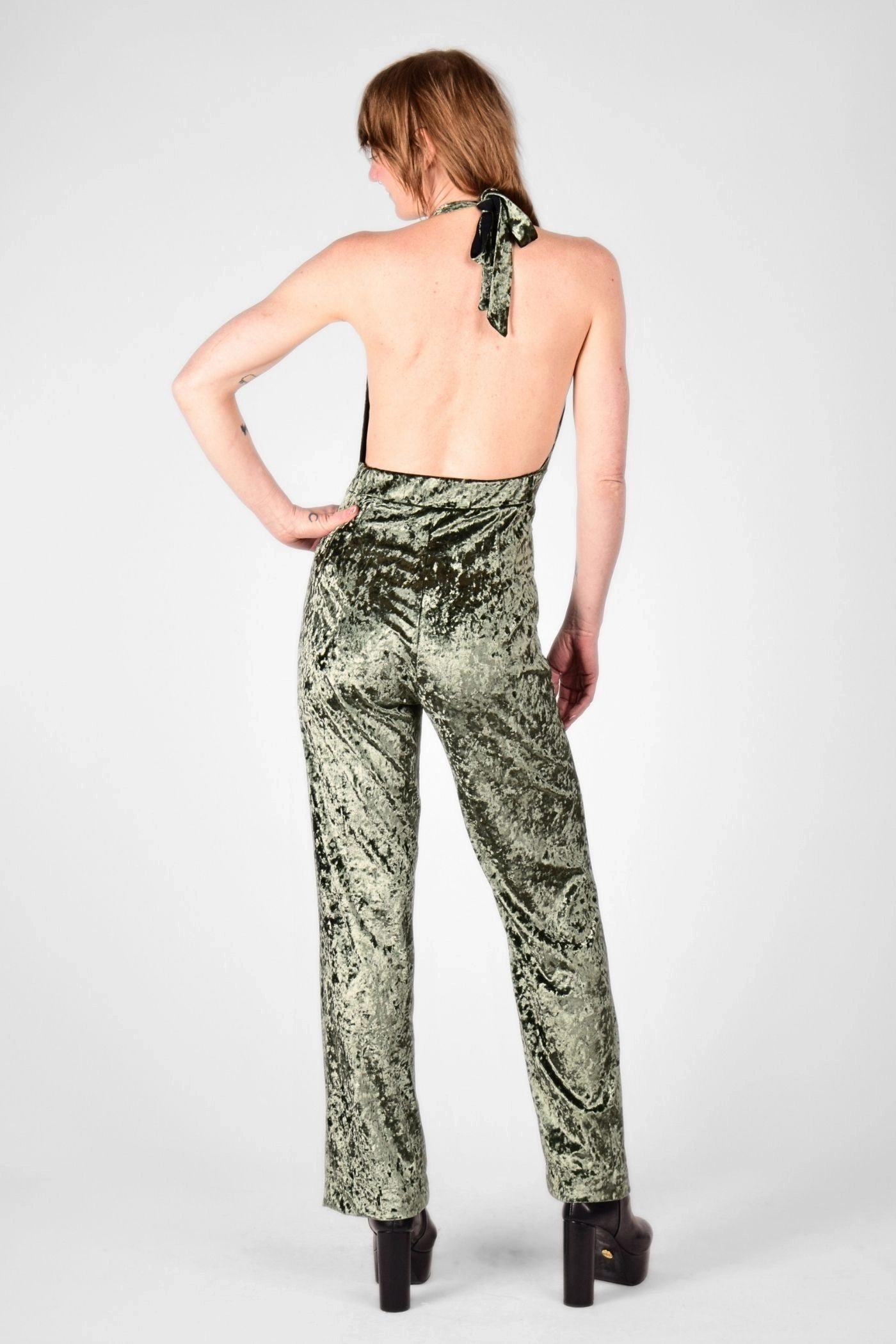 Rückansicht auf Model mit Jumpsuit "Florence" aus Pannesamt in Grün