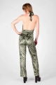 Rückansicht auf Model mit Jumpsuit "Florence" aus Pannesamt in Grün