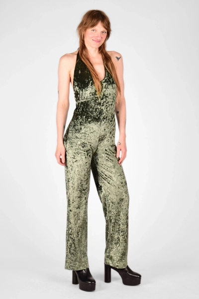 seitliche Sicht auf Model mit Jumpsuit "Florence" aus Pannesamt in Grün