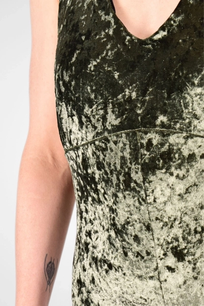 Detailansicht auf vordere Naht von Jumpsuit "Florence" aus Pannesamt in Grün