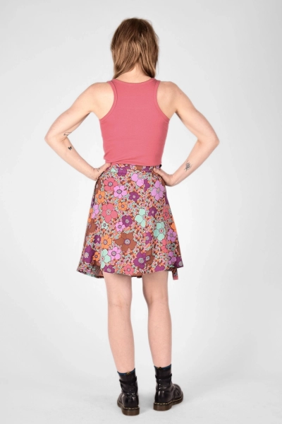 Model mit kurzem Wickelrock "Lydia" mit Blumenmuster von vorne