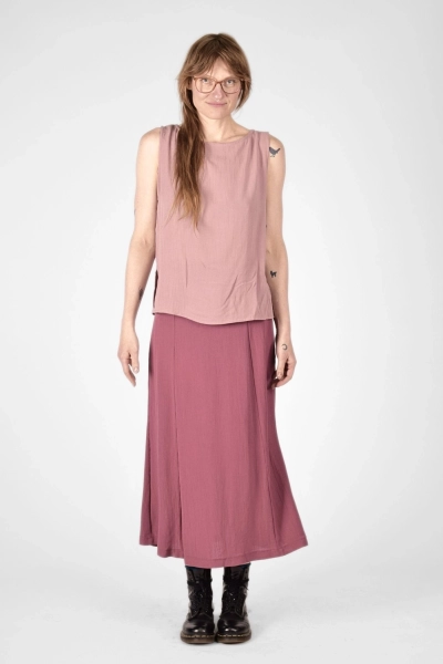 Model mit Top "Sasu" in Altrosa und langem Sommerrock "Kosma" von vorn