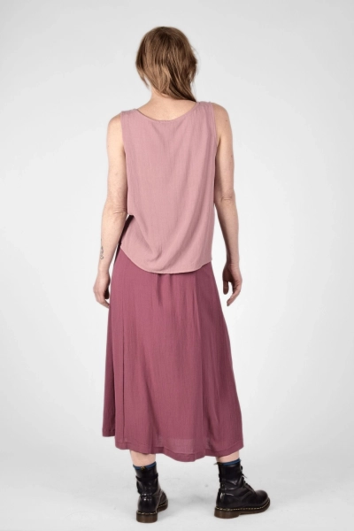 Model mit Top "Sasu" in Altrosa und langem Sommerrock "Kosma" von hinten
