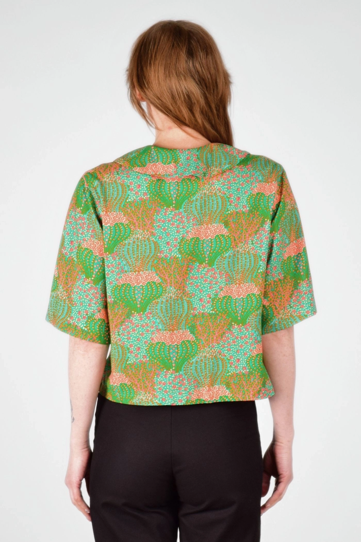 Kurzbluse "Mio" aus Viskose mit orange grünem Muster von hinten