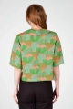 Kurzbluse "Mio" aus Viskose mit orange grünem Muster von hinten