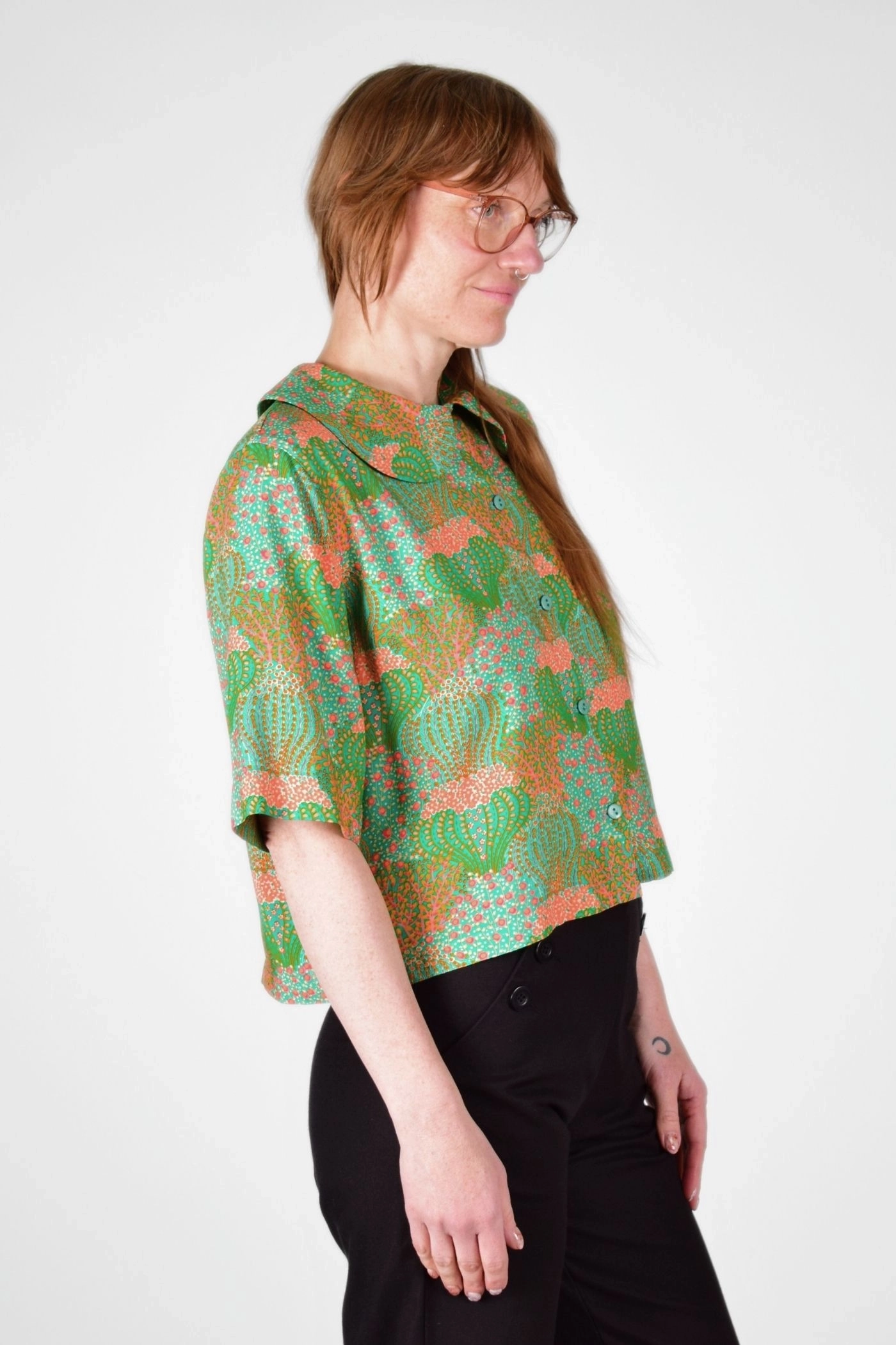 Kurzbluse "Mio" aus Viskose mit orange grünem Muster von der Seite