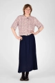 Model mit Kurzbluse "Mio" mit Streublümchen auf Rosa von vorne