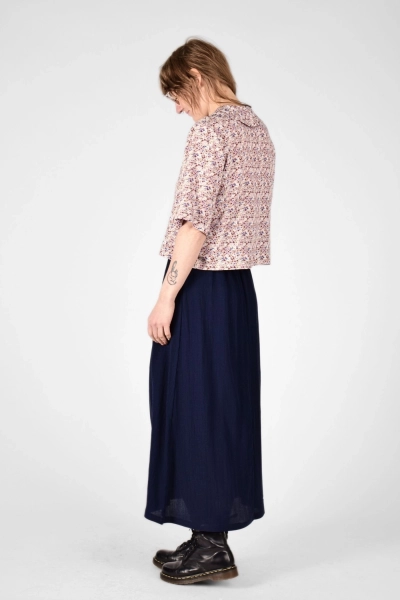 Model mit Kurzbluse "Mio" mit Streublümchen auf Rosa von hinten
