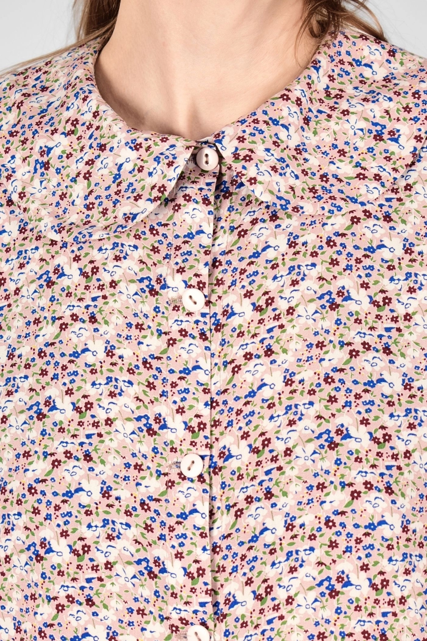 Knopfleiste von Bluse "Mio" aus Viskose mit Blümchen Muster als Detail