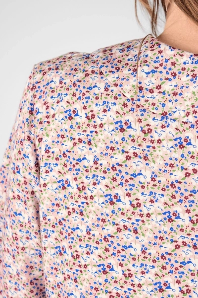 Kragen von Bluse "Mio" aus Viskose mit Blumen Muster als Detail