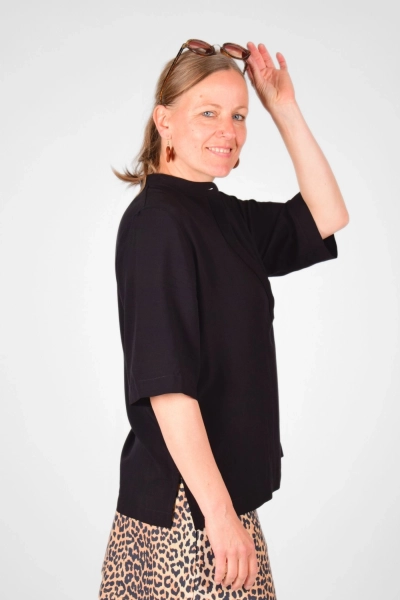 Seitliche Sicht auf Bluse "Djamila" mit halben Arm in schwarz