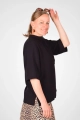 Seitliche Sicht auf Bluse "Djamila" mit halben Arm in schwarz