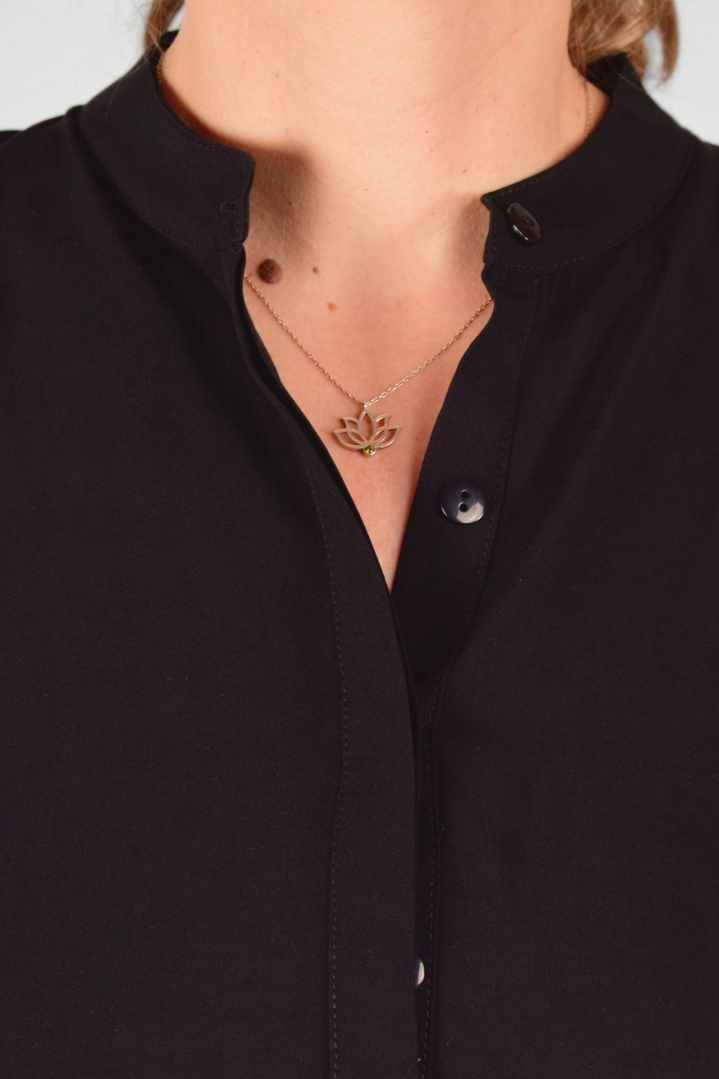 Detail der Knopfleiste von Bluse "Djamila" mit halben Arm in schwarz