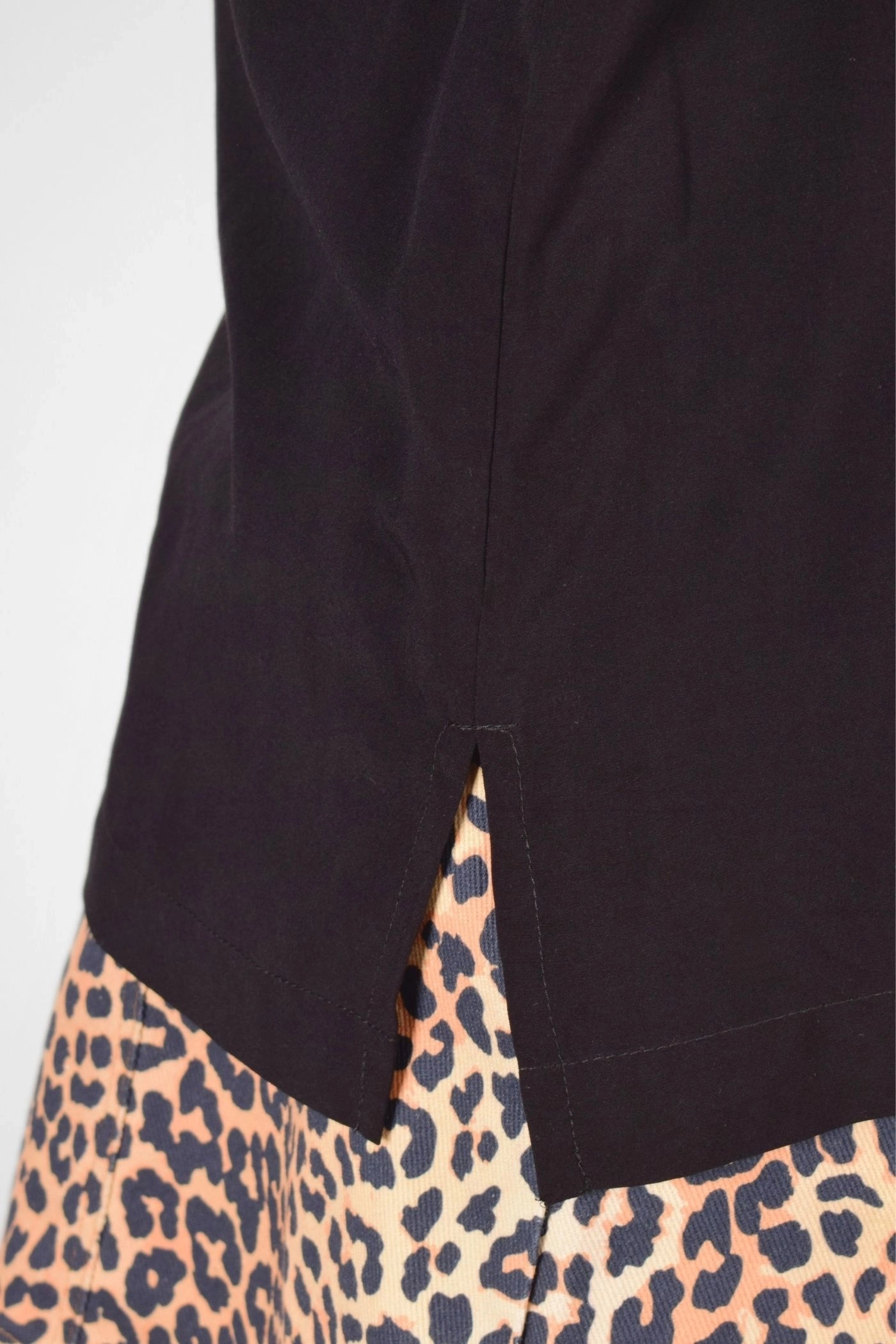 Detail des Schlitzes von Bluse "Djamila" mit halben Arm in schwarz