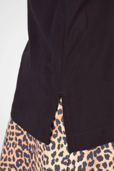 Detail des Schlitzes von Bluse "Djamila" mit halben Arm in schwarz