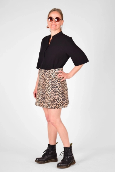 Ganzes Model mit Bluse "Djamila" mit halben Arm in schwarz und Rock "Rabea" in LeoMuster