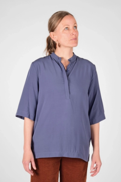 Frontansicht von Bluse "Djamila" aus Rayon mit halben Arm in Taubenblau