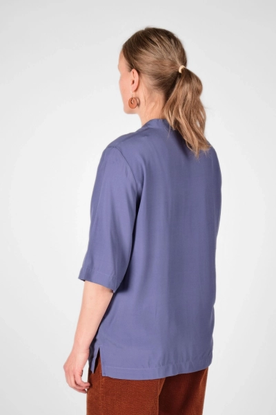 Rückansicht von Bluse "Djamila" aus Rayon mit halben Arm in Taubenblau