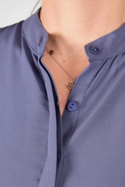 Detail der Knopfleiste von Bluse "Djamila" aus Rayon mit halben Arm in Taubenblau