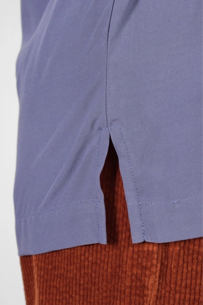Detail des Seitlichen Schlitzes von Bluse "Djamila" in Taubenblau