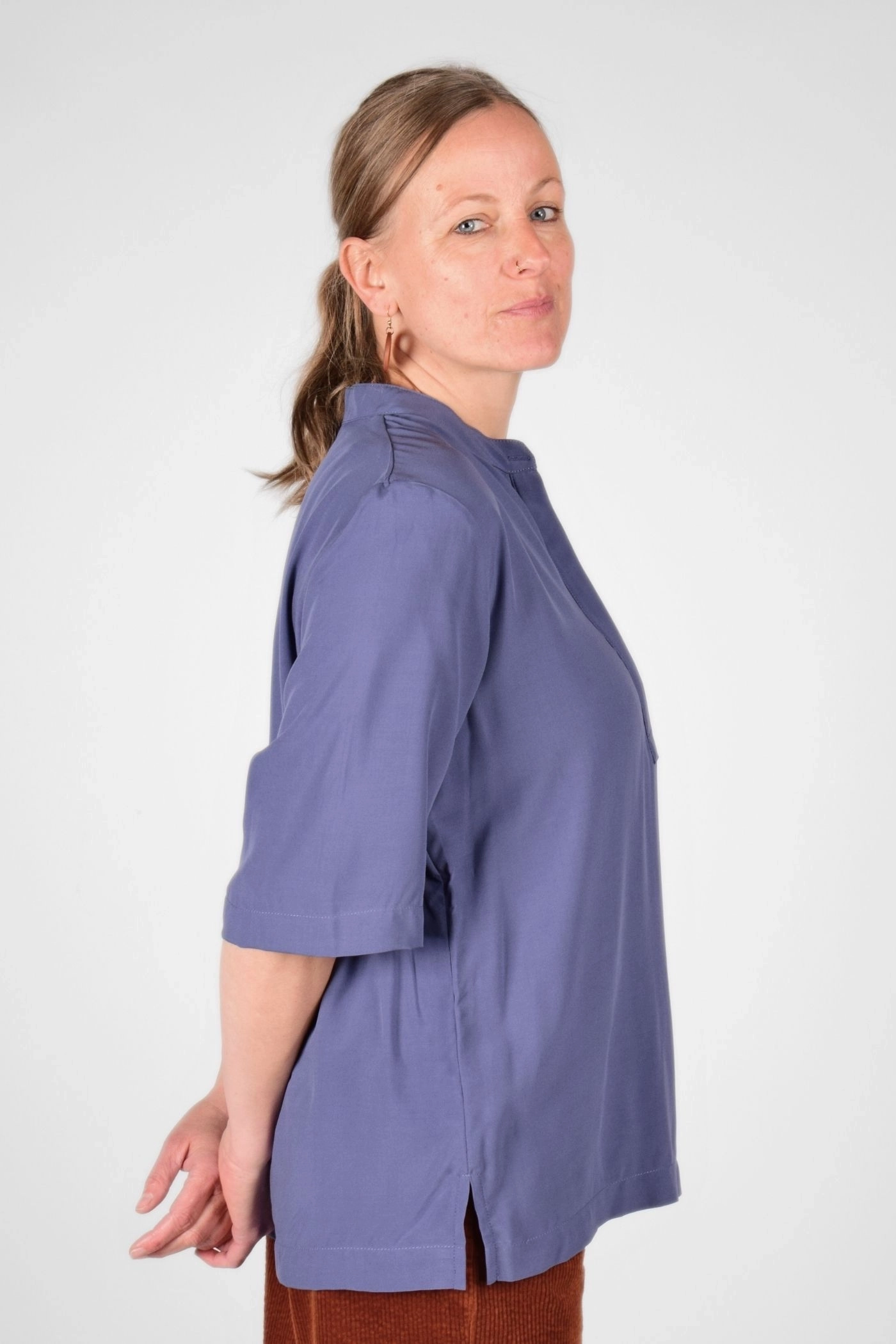 seitliche Ansicht von Bluse "Djamila" aus Rayon mit halben Arm in Taubenblau