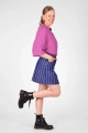 seitliche Sicht ganzes Model mit Bluse "Djamila" aus Rayon mit halben Arm in Pink