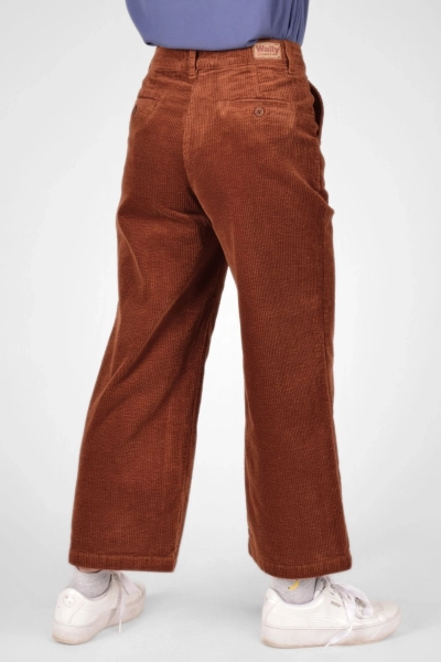 Frontale Sicht auf Cordhose "Kora" mit 7/8 Länge in rehbraun