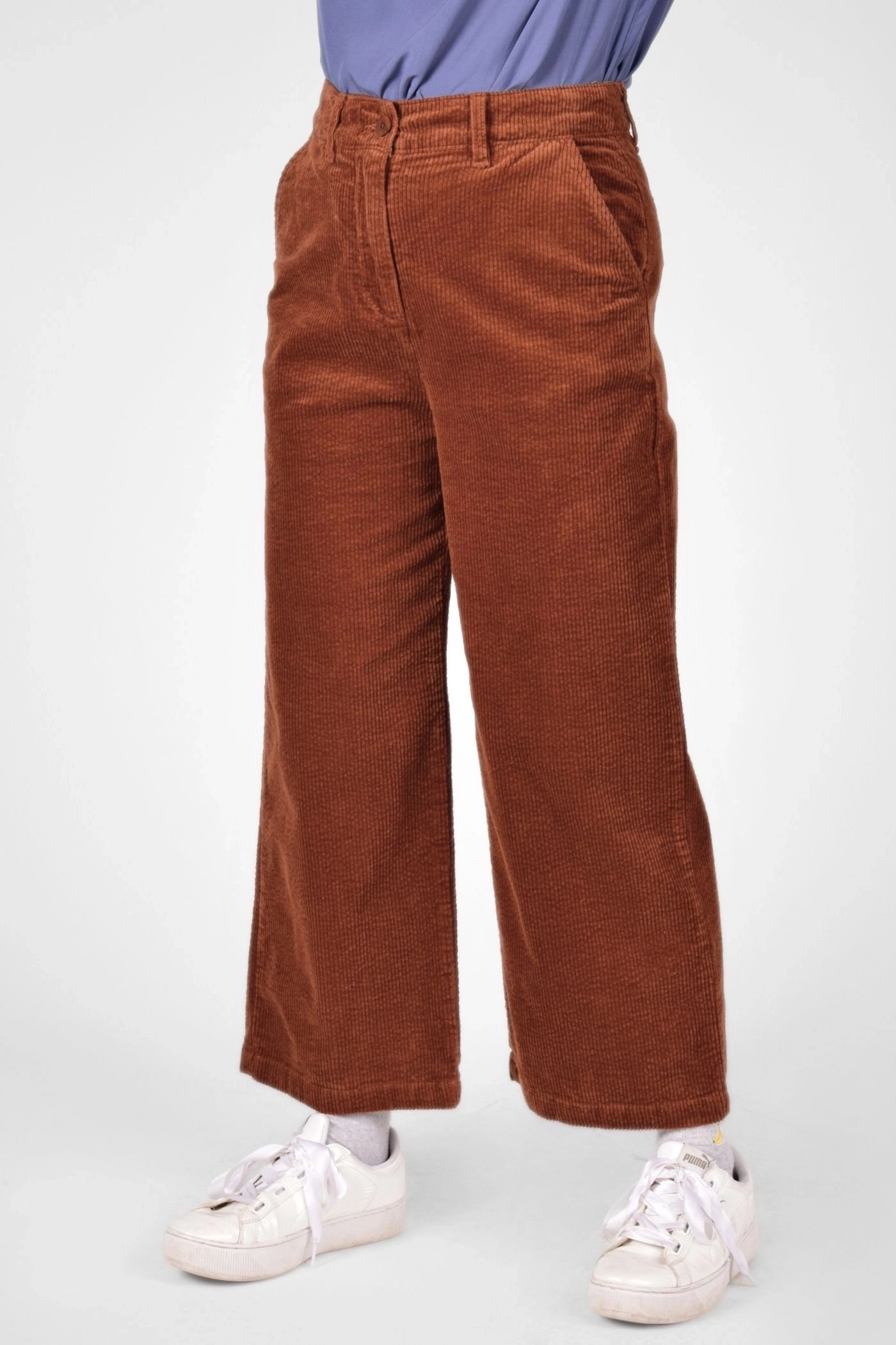 linke Seitenansicht auf Cordhose "Kora" mit 7/8 Länge in rehbraun
