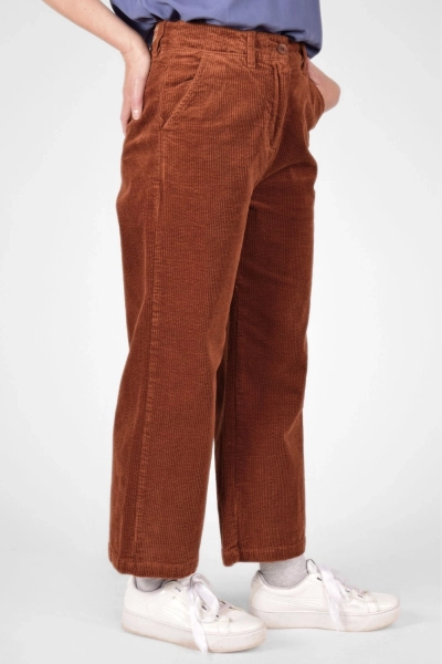 rechte Seitenansicht auf Cordhose "Kora" mit 7/8 Länge in rehbraun