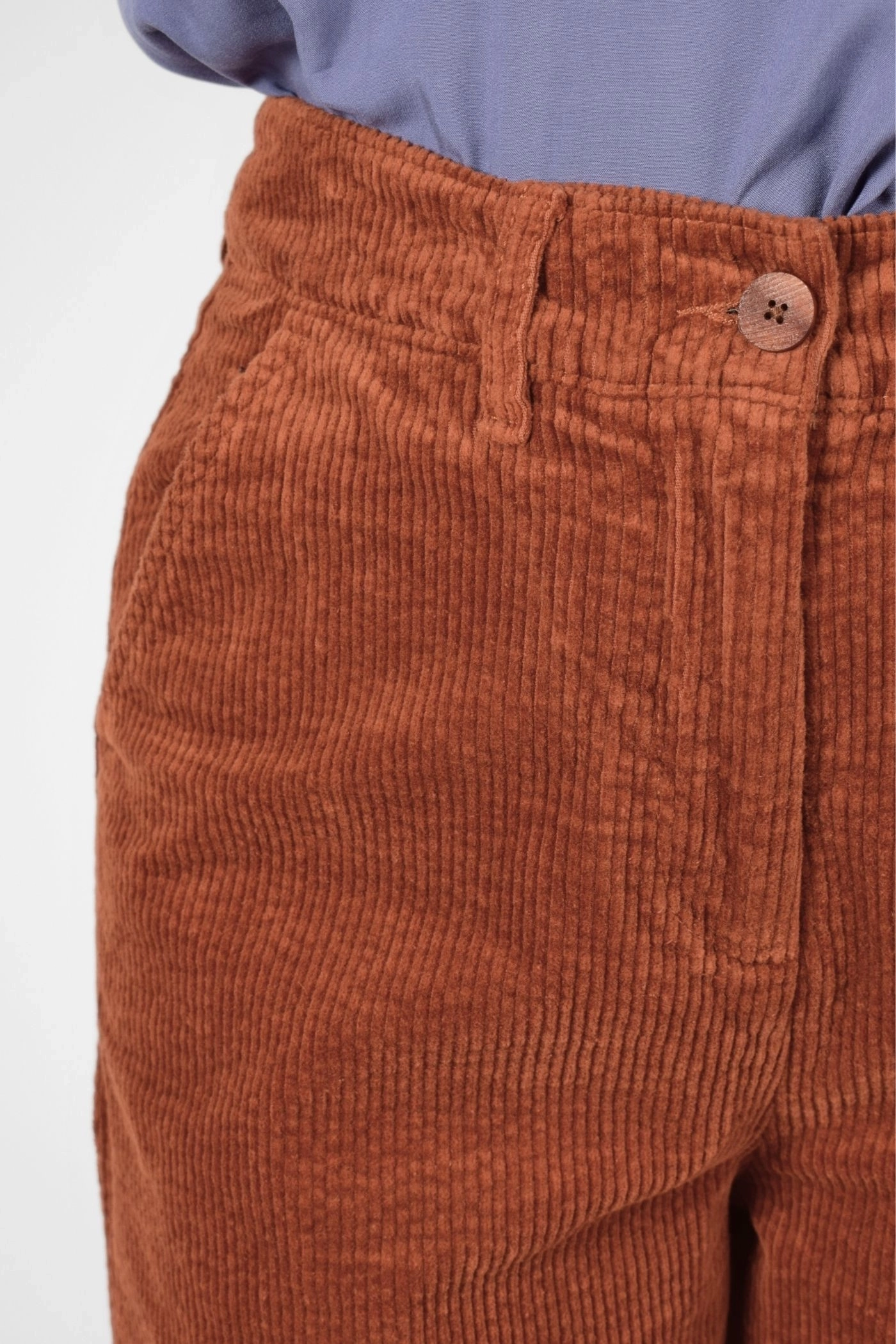Detailansicht auf Eingriffstasche vorn von Cordhose "Kora" mit 7/8 Länge in rehbraun