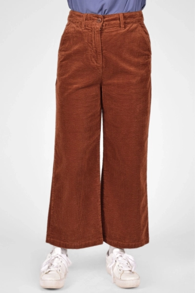 Frontale Sicht auf Cordhose "Kora" mit 7/8 Länge in rehbraun