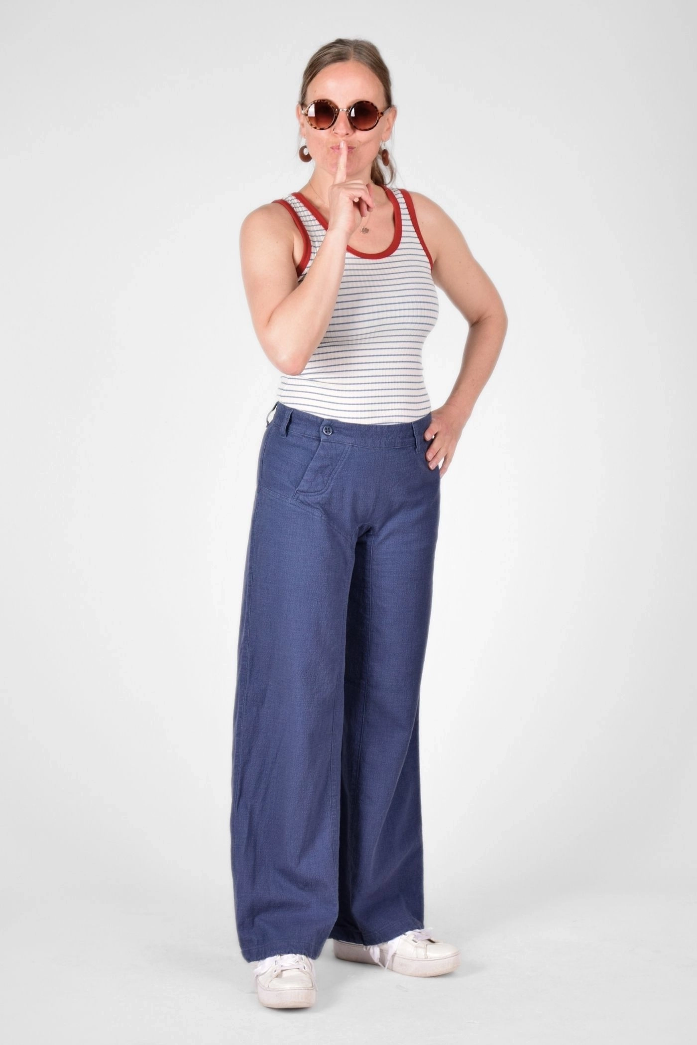 Hose "Salomé" aus Baumwoll-Leinen-Mix in taubenblau von vorn als Ganzkörperaufnahme