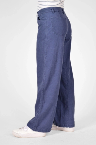 Hose "Salomé" aus Baumwoll-Leinen-Mix in taubenblau von der linken Seite
