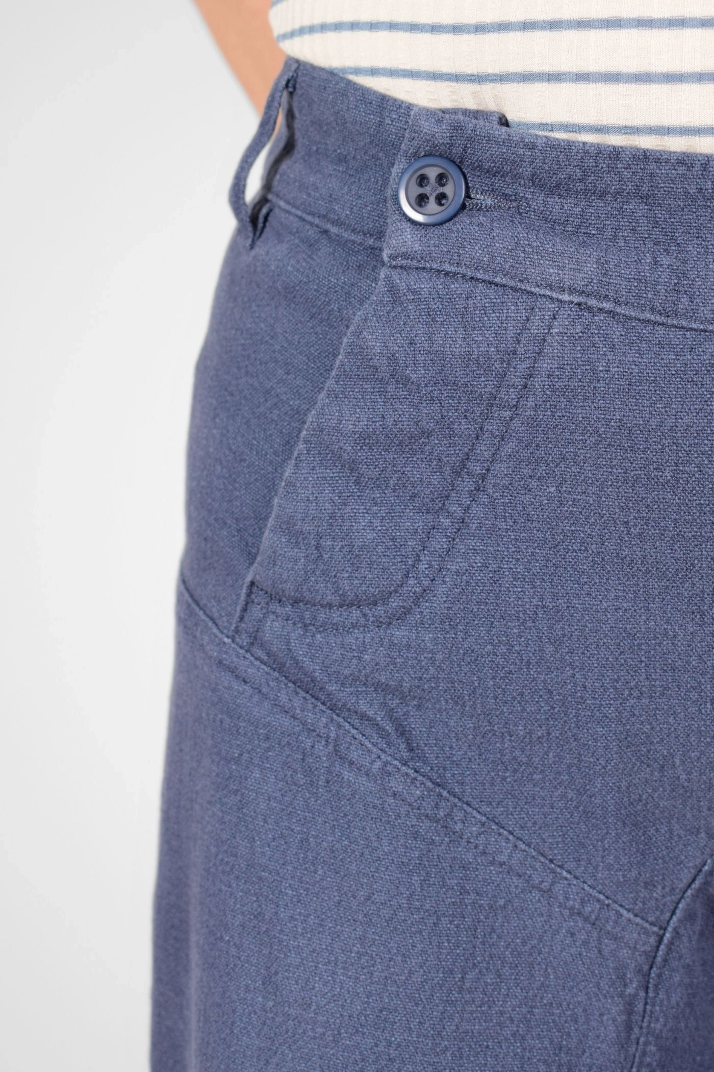 Detail des vorderen Verschlusses von Hose "Salomé" aus Baumwoll-Leinen-Mix in taubenblau