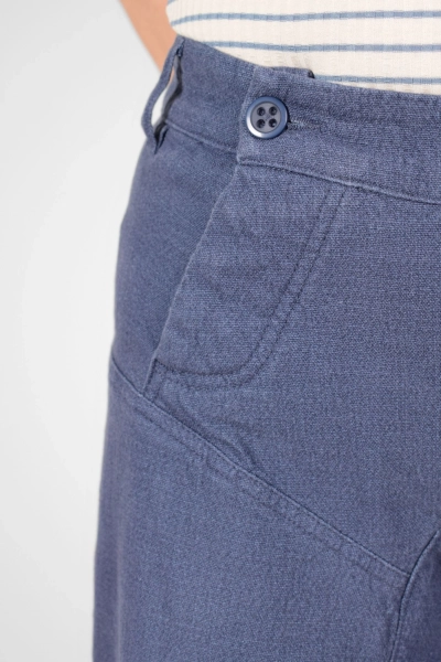 Detail des vorderen Verschlusses von Hose "Salomé" aus Baumwoll-Leinen-Mix in taubenblau