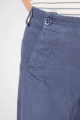 Detail des vorderen Verschlusses von Hose "Salomé" aus Baumwoll-Leinen-Mix in taubenblau