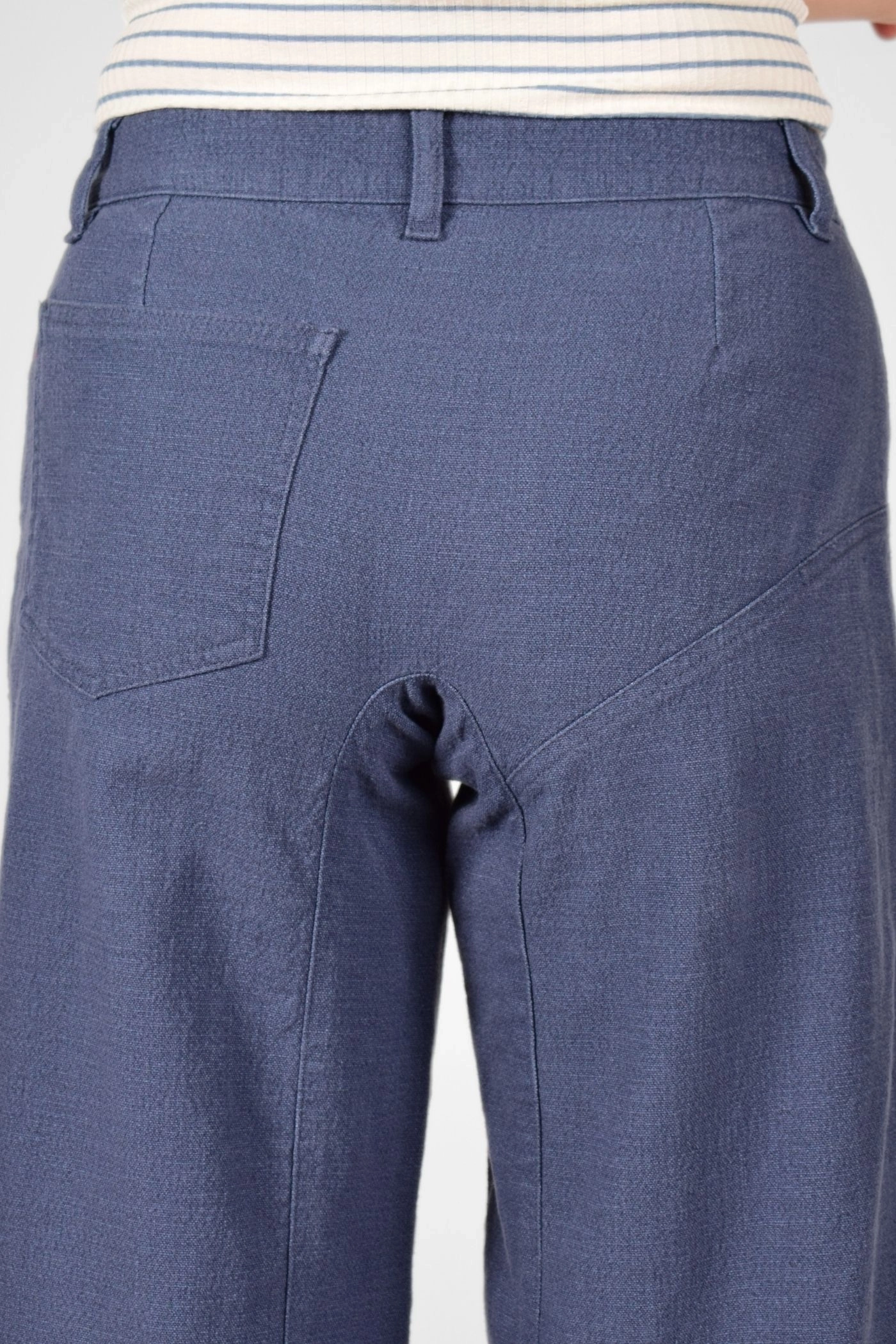 Detail vom Gesäß von Hose "Salomé" aus Baumwoll-Leinen-Mix in taubenblau