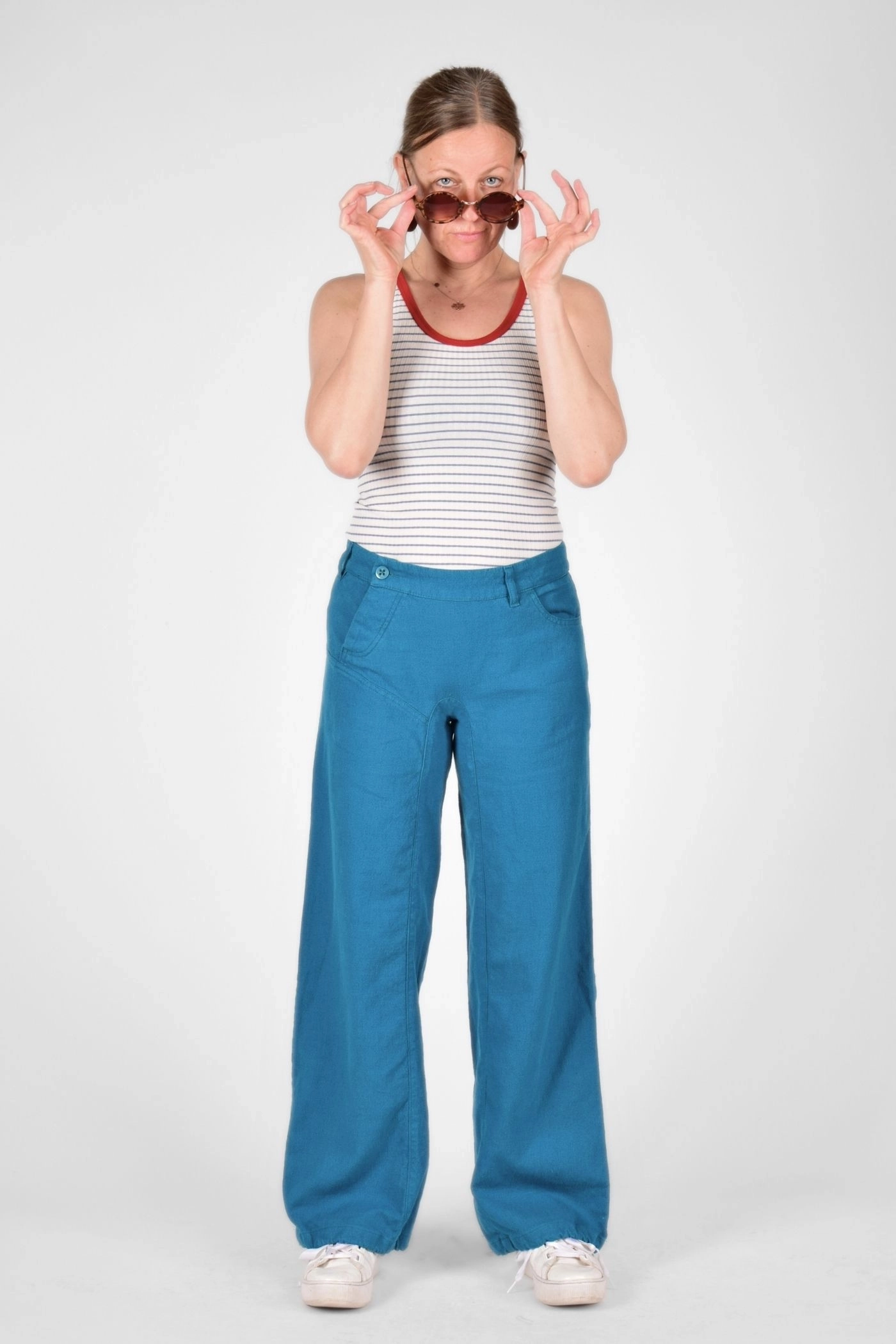 Ganzes Model Frontseite von Hose "Salomé" aus Baumwoll-Leinen-Mix in petrol