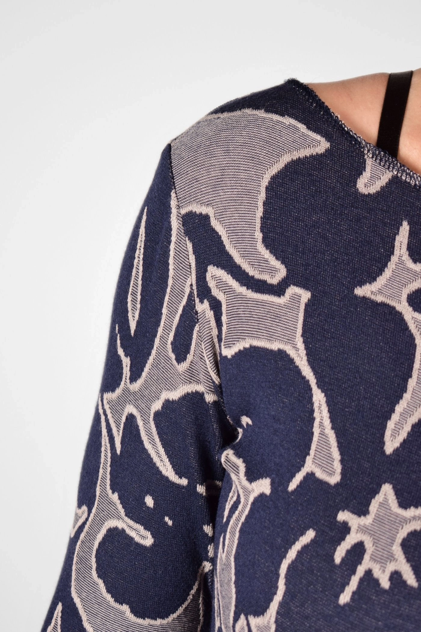 Detailansicht von Langarmshirt "Lena" aus Viskose in dunkelblau gemustert