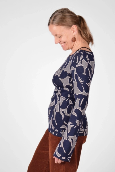 Seitenansicht von Langarmshirt "Lena" aus Viskose in dunkelblau gemustert