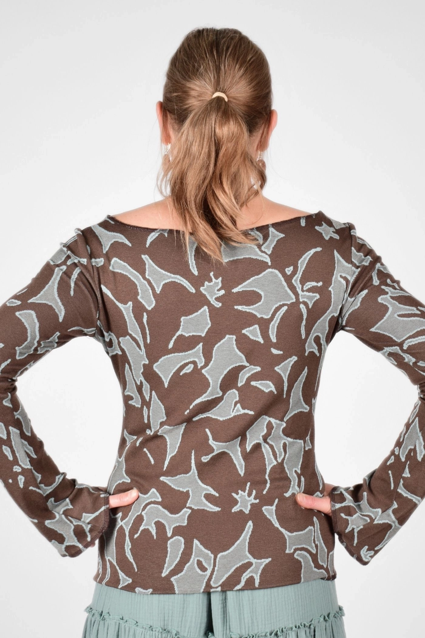 Rückansicht von Langarmshirt "Lena" aus Viskose in braun gemustert