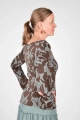 Seitenansicht von Langarmshirt "Lena" aus Viskose in braun gemustert