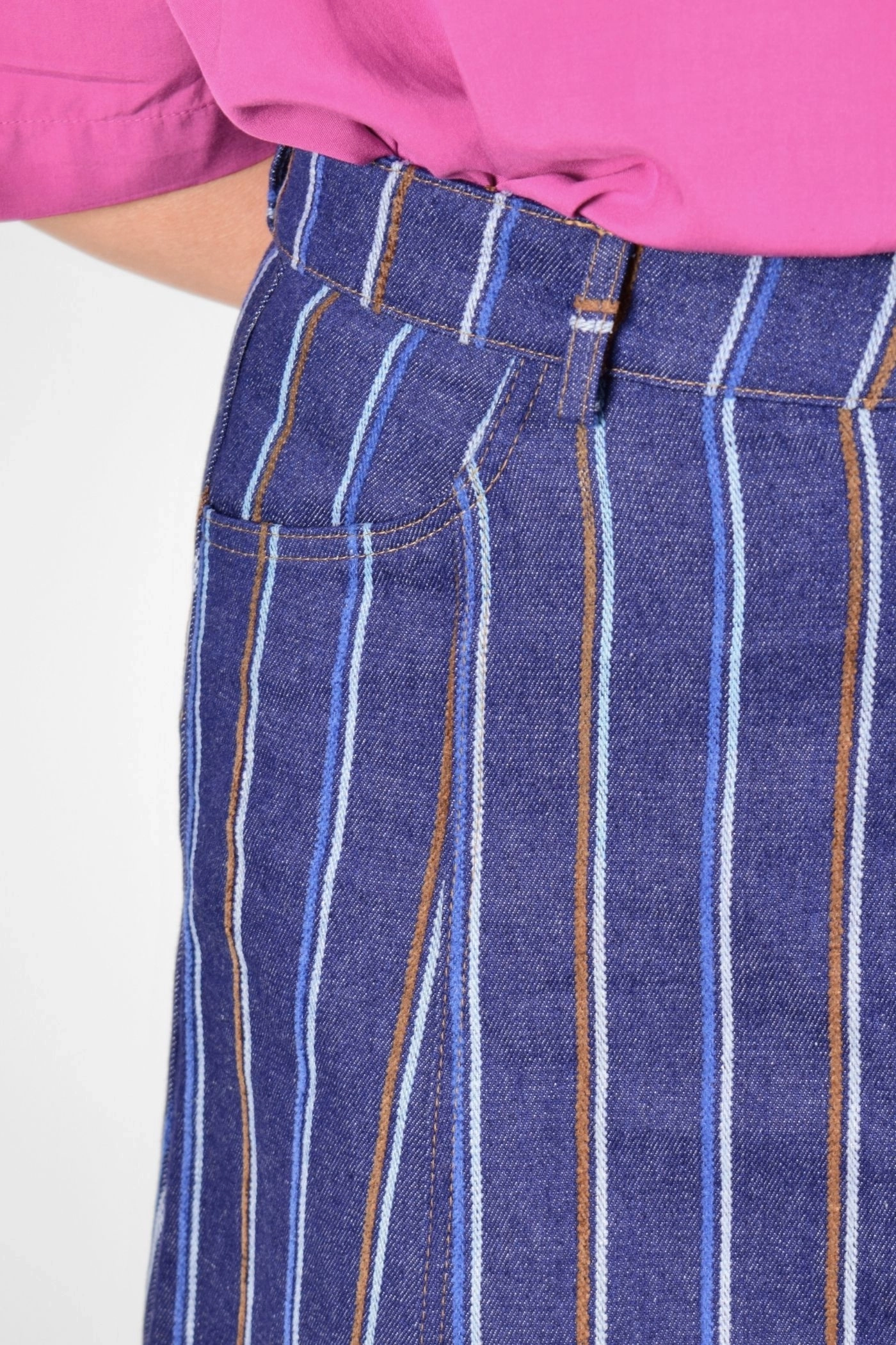 Detailansicht hinten von Minirock "Rabea" im gestreiften Denim Blau