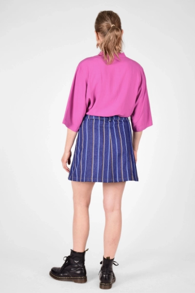 Rückansicht von Minirock "Rabea" im gestreiften Denim Blau