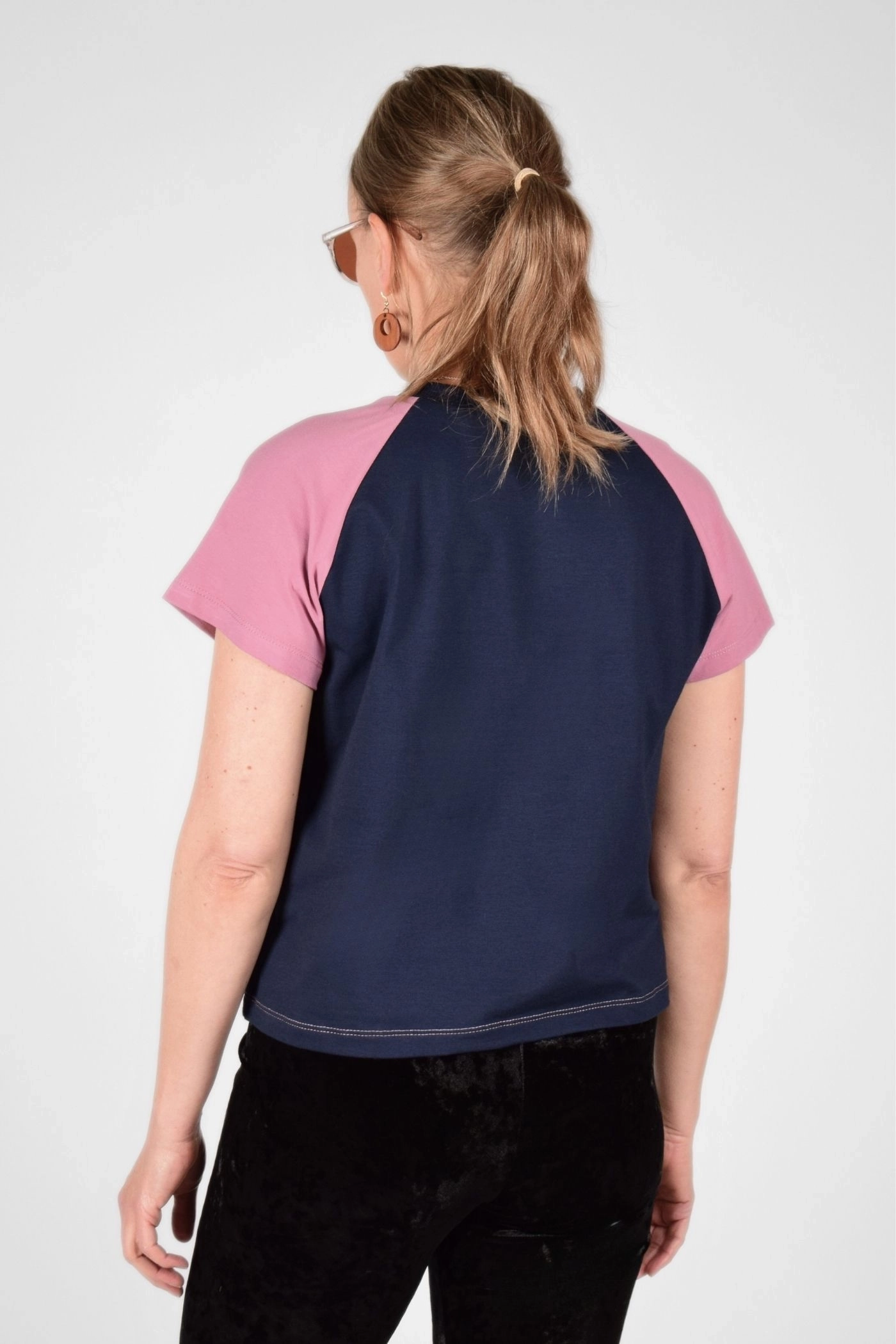 Rückansicht von T-Shirt "Sista" im Raclan Schnitt dunkelblau und rosa