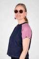 Linke Seitenansicht von T-Shirt "Sista" im Raclan Schnitt dunkelblau und rosa