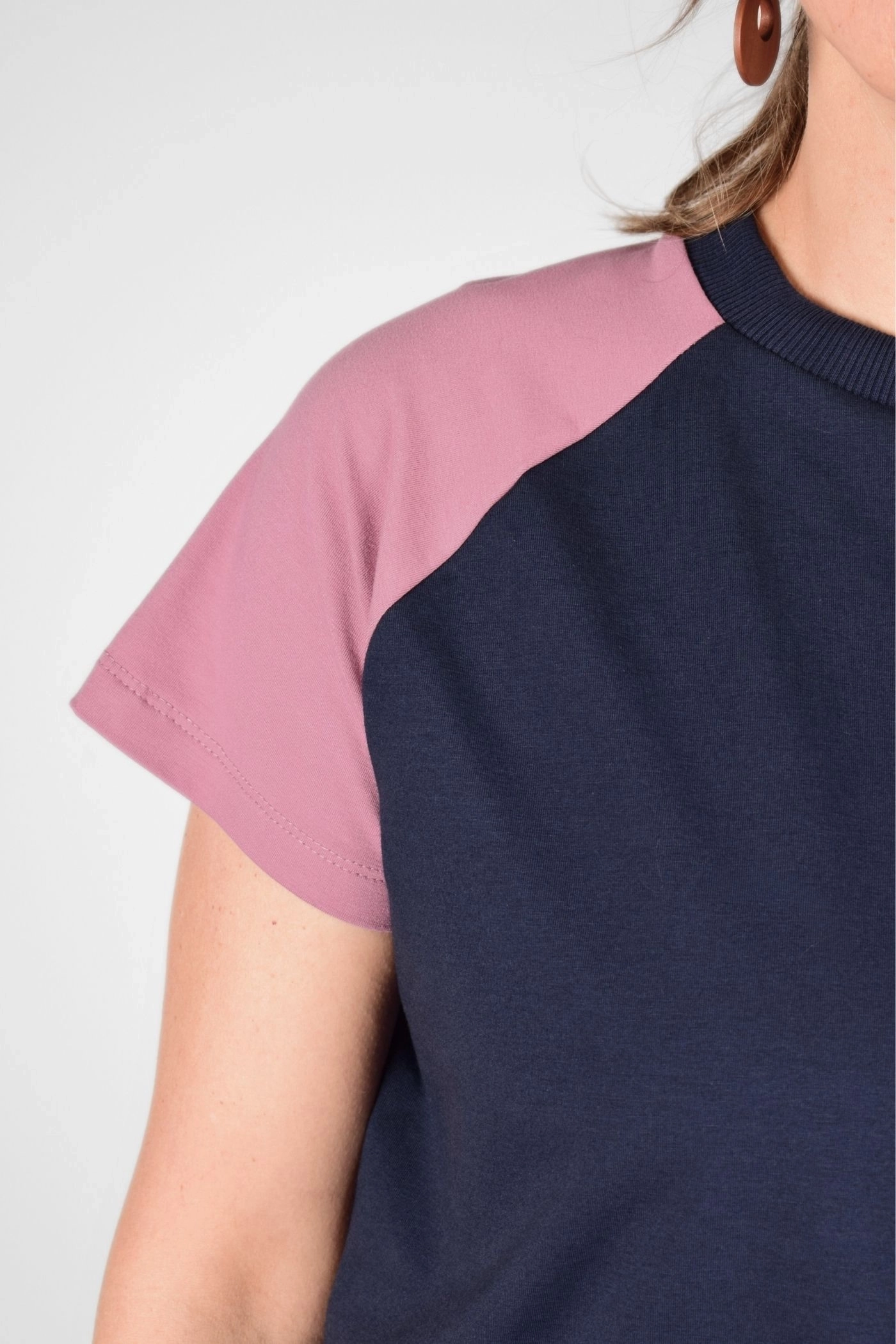 Detailansicht auf Raclan Schnitt T-Shirt "Sista" dunkelblau und rosa