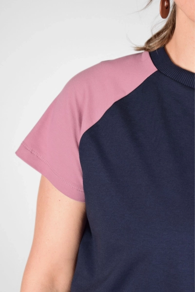 Detailansicht auf Raclan Schnitt T-Shirt "Sista" dunkelblau und rosa